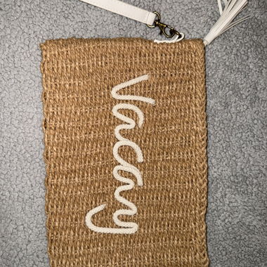 Geflochtene Stroh‑Clutch mit weisser Handschlaufe