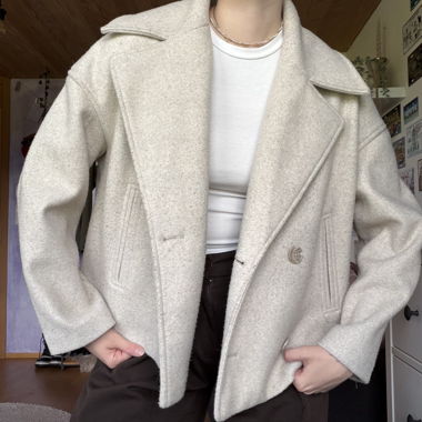 Beiger Kurzmantel Stradivarius