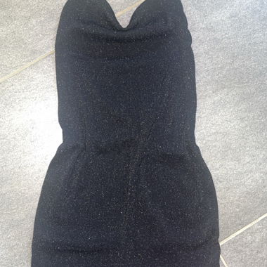 Schimmerndes schwarzes Kleid