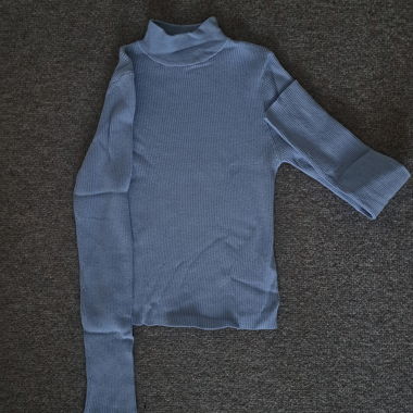 Top blu a coste con collo alto