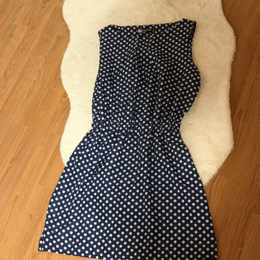 Robe à pois bleu foncé