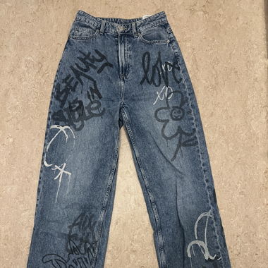 Baggy Jeans mit Muster