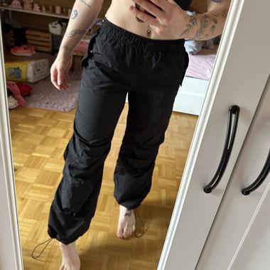 Schwarze Cargohose mit Tunnelzug