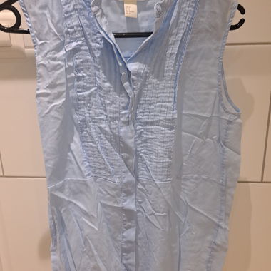 Hellblaue ärmellose Bluse