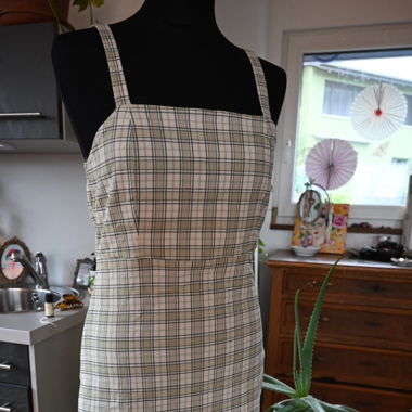 Kariertes Latzkleid
