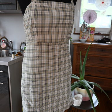 Kariertes Latzkleid