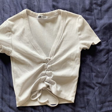 Crop top a costine con lacci