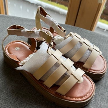 Sandales beiges à brides
