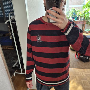 Pull rayé noir et rouge
