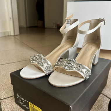 Sandali bianchi con tacco e strass
