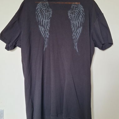 Black T-shirt, cut-out neckline