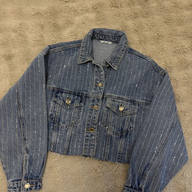 Veste courte en jean avec bandes pailletées