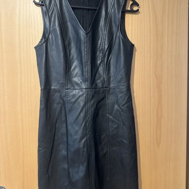 Abito nero in ecopelle