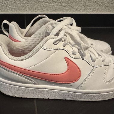 Sneakers Nike bianche con Swoosh rosa