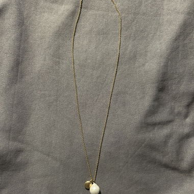 Collana dorata con ciondolo a perla