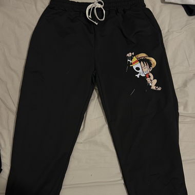 Schwarze Jogginghose mit One Piece-Motiv