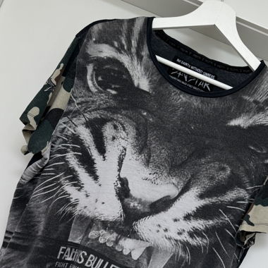 T-shirt grafica Y2K con tigre e maniche mimetiche