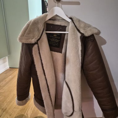 Giacca in ecopelle marrone con shearling