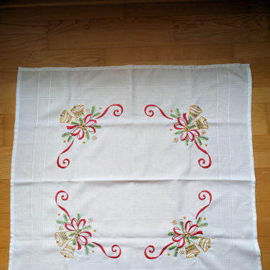 Tischdecke mit weihnachtlicher Stickerei