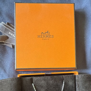 Hermès ‚H‘ Anhänger Halskette Silber & Schwarzer Emaille