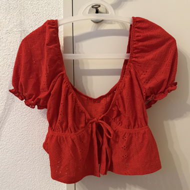 Top in pizzo rosso con maniche a sbuffo
