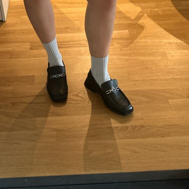 Mocassins noirs avec chaîne