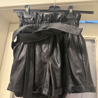 Schwarzer Short aus Kunstleder