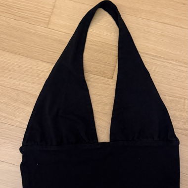 Top nero cropped con spalline a collana