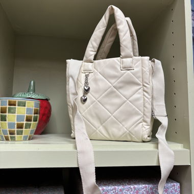 Borsa beige/bianca con ciondolo a cuore