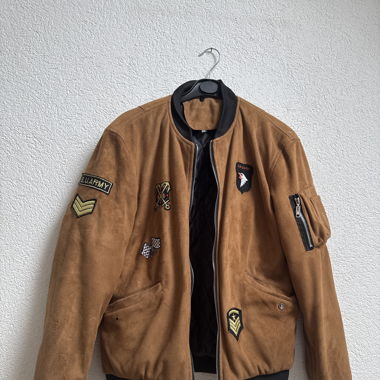 Braune Jacke mit Abzeichen