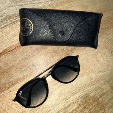 Occhiali da sole Ray-Ban neri con custodia