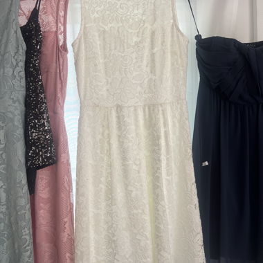 White sleeveless lace dress