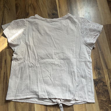 Hellrosa T-Shirt mit Spitzenaermeln