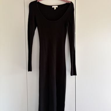 Schwarzes Langarmkleid