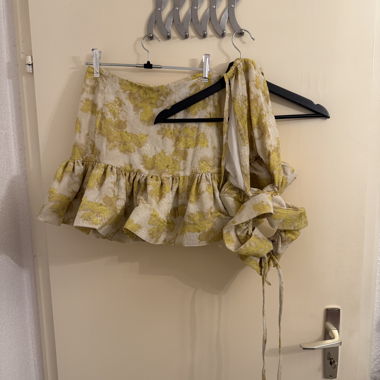 Ensemble jaune à motifs