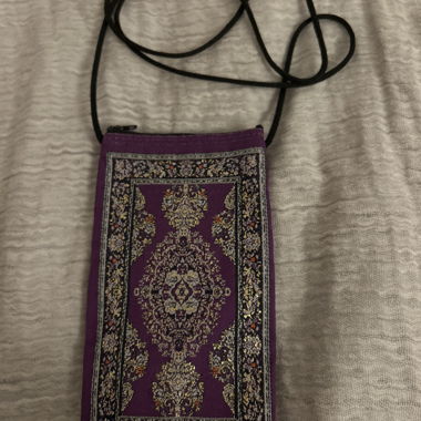 Borsa a tracolla lilla con motivo