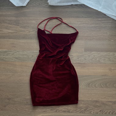 Robe courte en velours bordeaux avec laçage corset