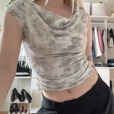 Haut gris à encolure cagoule