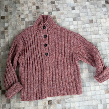 Rosa Strickpullover mit Knopfleiste