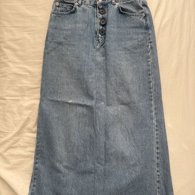 Buttoned denim skirt