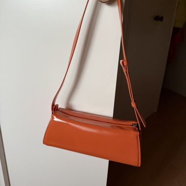 Borsa a tracolla in vernice arancione Zara
