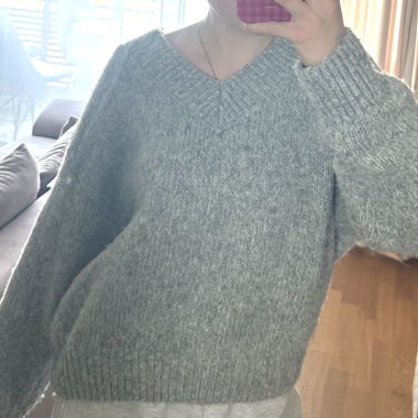 Grauer V-Ausschnitt-Pullover