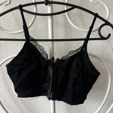Schwarzes Spitze-Top von Bershka