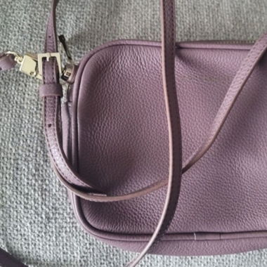 Coccinelle Schultertasche aus lila Leder