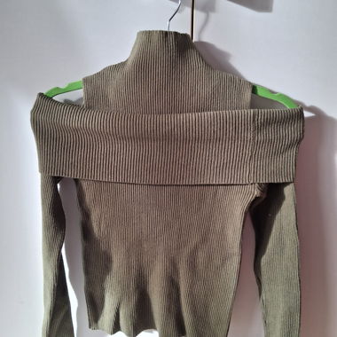 Olivegrüner Rippenpullover mit schulterfreiem Design