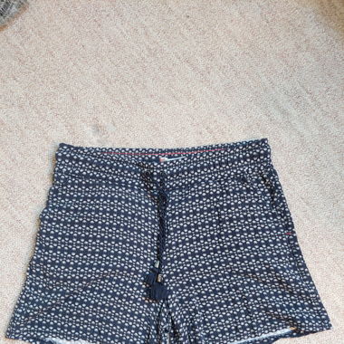 Kurze Stoffhose