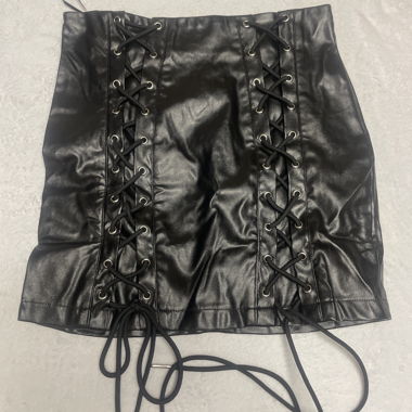 Jupe noire à lacets