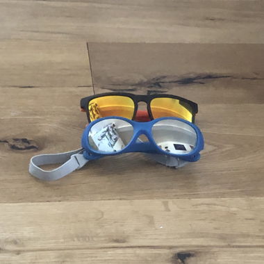 2 Kinder Sonnenbrillen