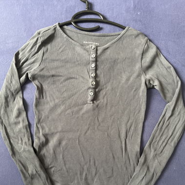 chemise grise avec boutons