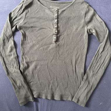 camicia grigia con bottoni